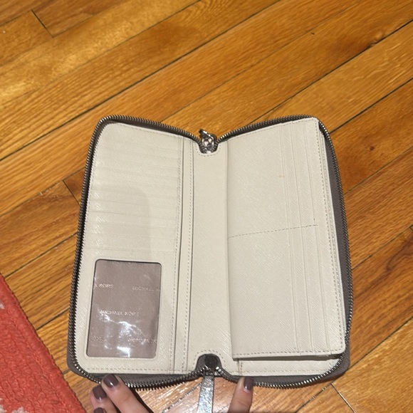 Michael Kors wristlet wallet - Picture 3 of 7